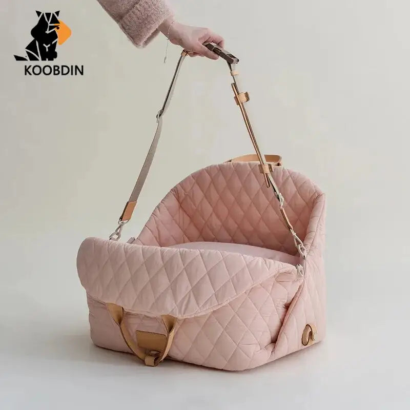 Femme avec un sac matelassé rose de ’Carrying Bag and Travel Bed for Dogs’, parfait pour les petits chiens